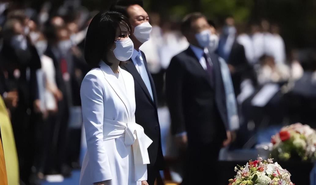 短发 50岁的金建希换发型！长发挽起贵妇发髻出席晚宴，气质瞬间提升了