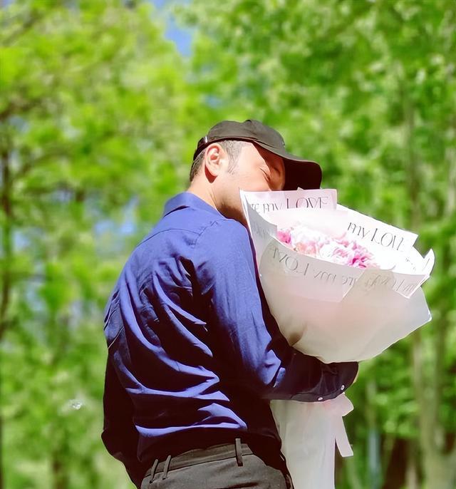 尼格买提|主持人尼格买提晒出近照，和父母在家吃饭，爸爸一头白发抢镜