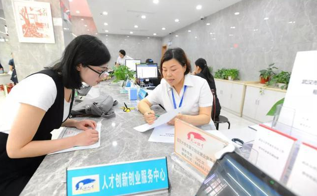 国企|?应届生比“往届生”更容易进国企，面试官给出答案，理由无力反驳