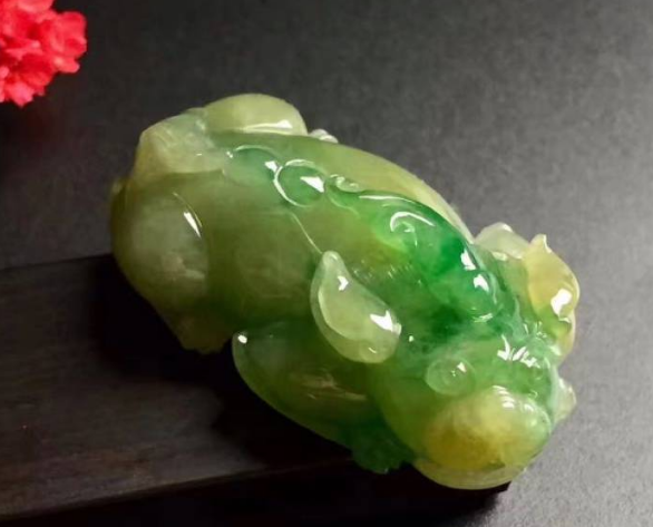 翡翠|翡翠会出现变种的现象,因此一定要特别注意,仔细观察种