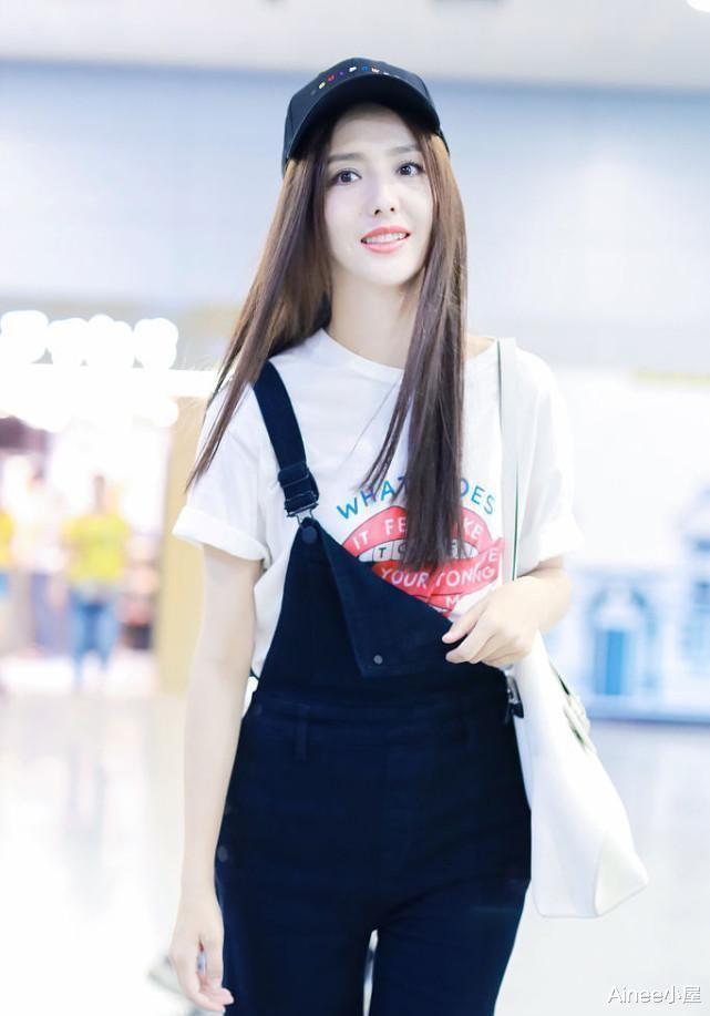 辣妹|佟丽娅的少女感还挺浓，背带裤拉下半截穿，看着挺有个性的