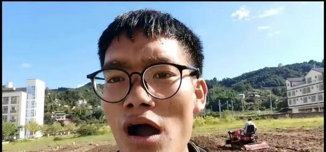 唐山学院的校长,为了挽回唐山形象,到路边吃烧烤,但网友不买账