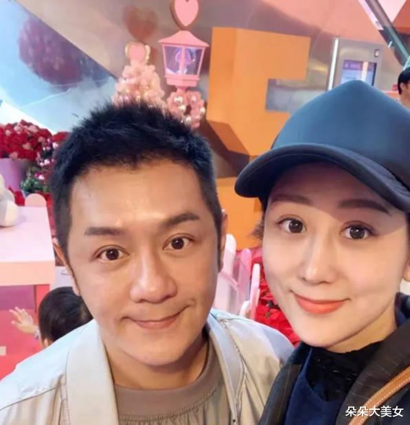 陈浩民|陈浩民妻子蒋丽莎厨房跳舞，凌乱内景再引热议，行李箱放油烟机上