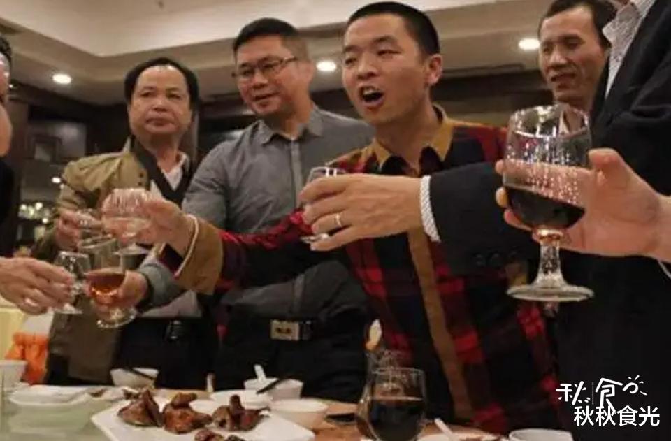 天津小伙初入酒局,好心为别人倒酒,却“惨遭羞辱”,这是咋回事