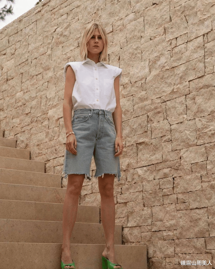 今夏别再穿T恤配牛仔裤了，太土！要搭就搭这3种下装，时髦高级