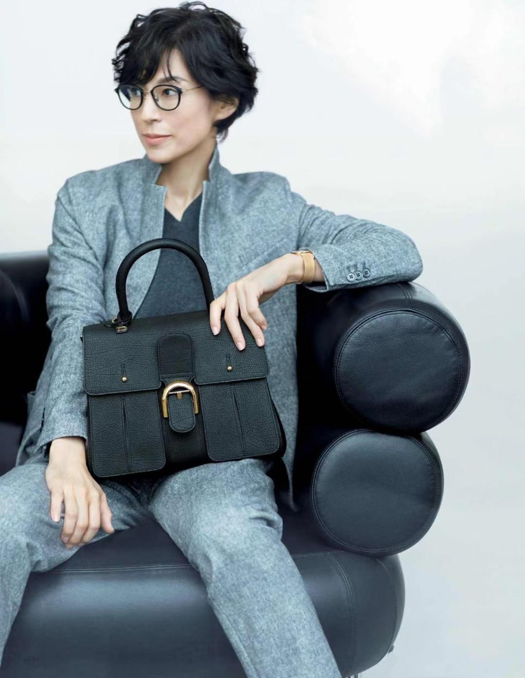 短发 经过对比才发现,比变老更可怕的是穿打底裤、短发烫卷,土得嘞