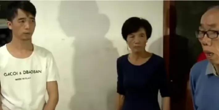 纪实七旬老人为爱抛妻弃子21年,抚养继女成年后,却惨遭抛弃