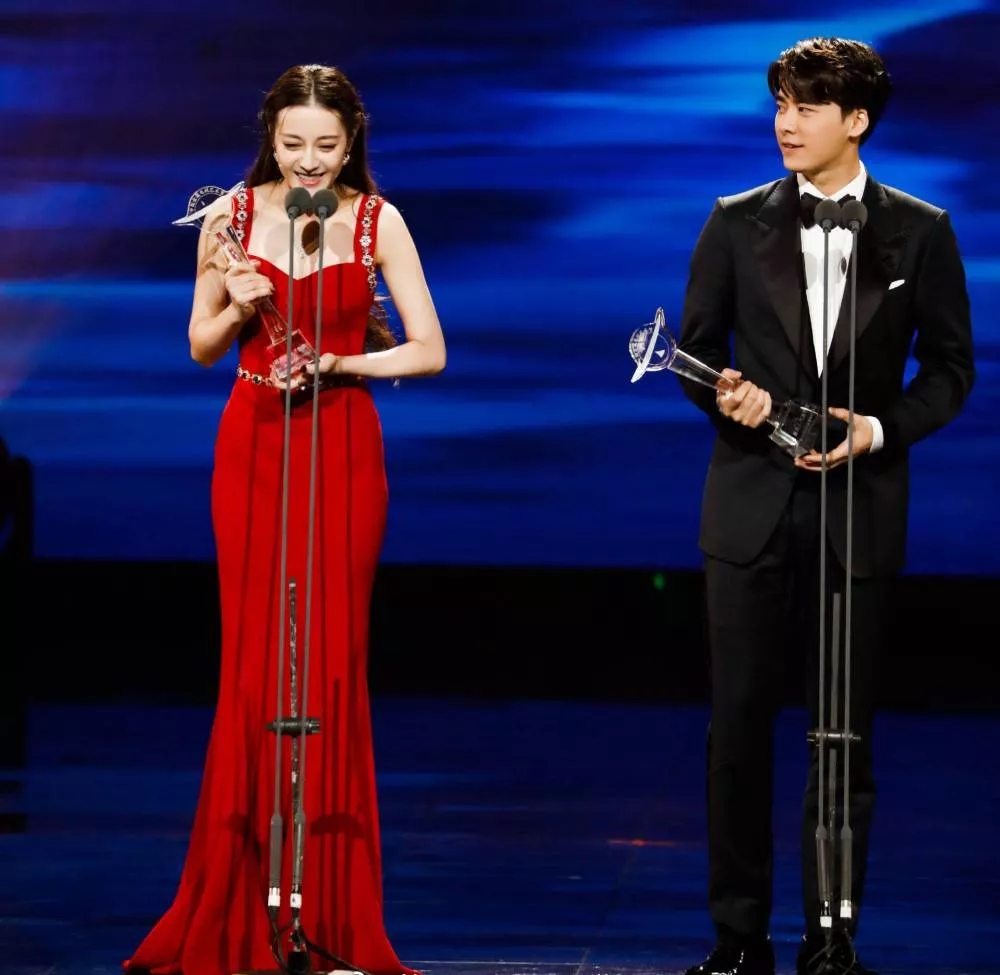 绅士手|娱乐圈九个绅士手个个帅气都是顶流 跟他们比李易峰的绅士太刻意