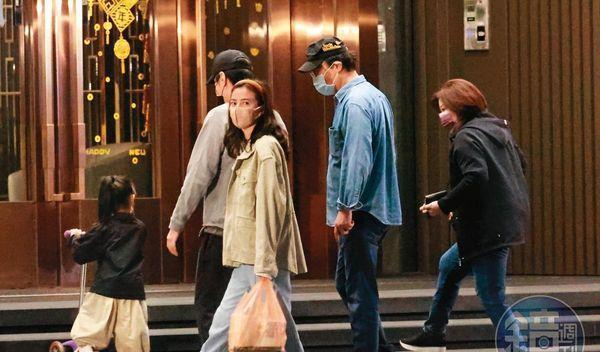 赵又廷|高圆圆「手提2大袋食物」超懂媳妇之道赵又廷返台一家5口享天伦