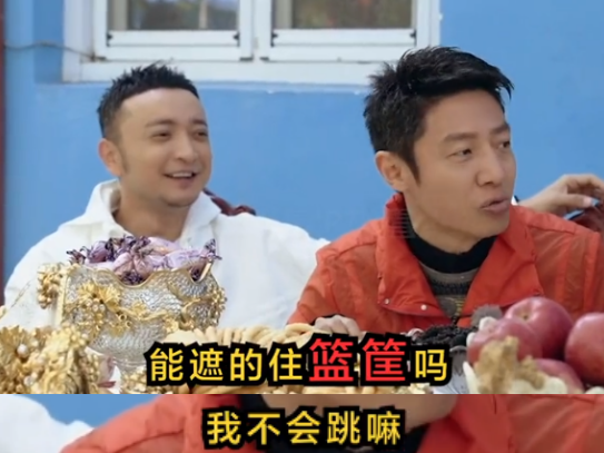 撒贝宁|撒贝宁邓超私下打篮球！动作卖力脸色通红，穿马甲坐地上不嫌脏