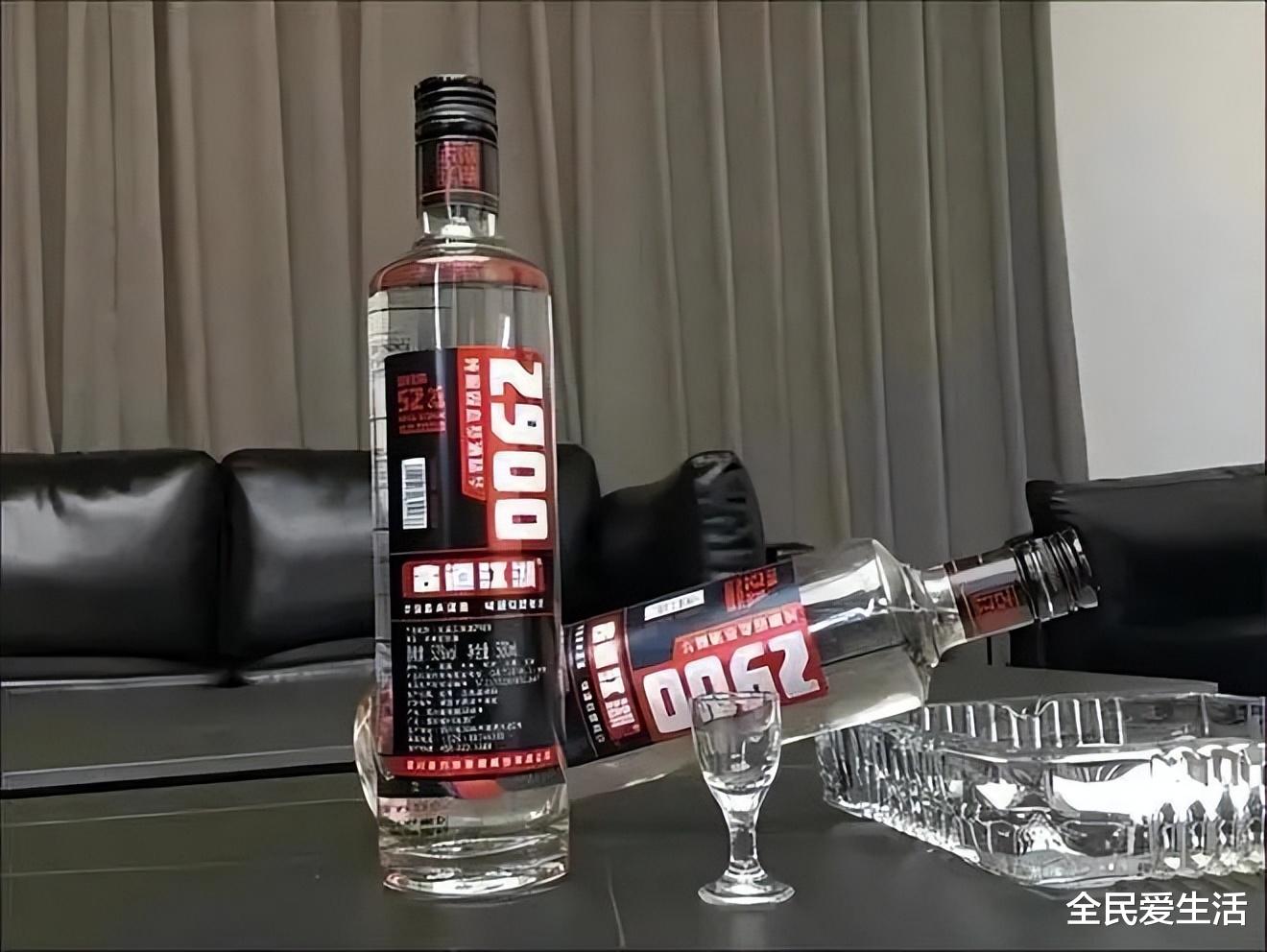 新疆7旬老人过寿,设宴40桌,每桌6瓶茅台!事后砸碎酒瓶?