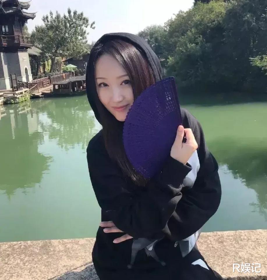 闫妮|杨钰莹：46岁时独自游乌镇照片曝光，神情相当落寞，仍忘不掉初恋