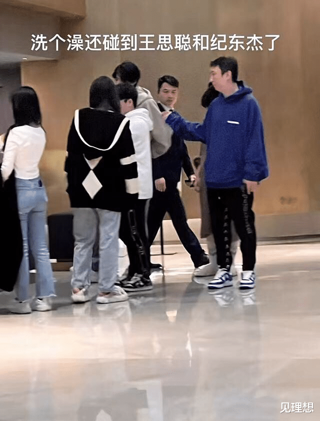 王思聪|王思聪与张嘉倪富豪老公现身酒吧嗨玩，身旁两位美女风格不同！