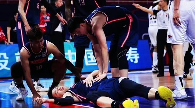 周鹏|事态升级！周鹏重伤入院，莫兰德遭网暴谩骂，CBA联盟或重拳出击
