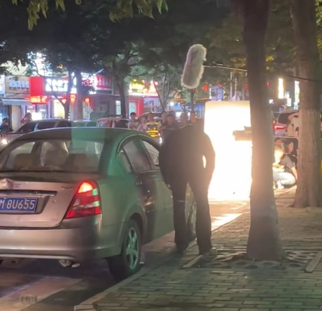 胡歌|胡歌拍戏封路影响交通,周围站满围观人员,行人车辆被拦无法离开