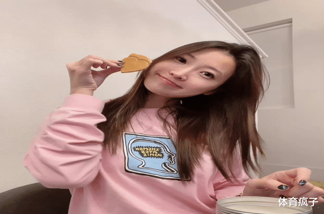|全明星期间华人女记者走红，采访库里意外出圈，颜值出众身材娇小