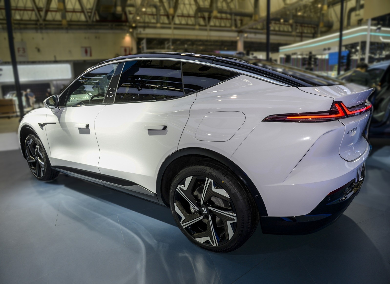 特斯拉“替代者”上市!两天订单超70000辆,1毛一公里碾压Model Y