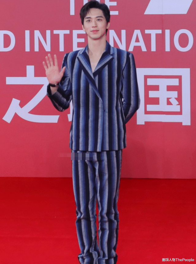 洪欣 又见红毯!袁姗姗现“发光眼屎”,富大龙罕露面,洪欣夫妇秀恩爱