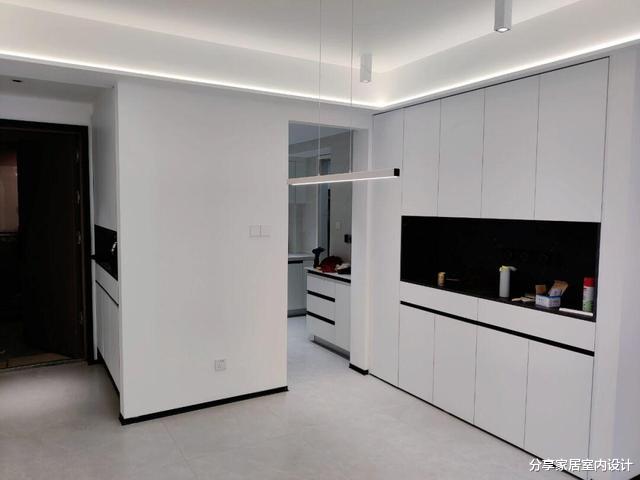 看他家刚完工的新房,还没布置软装就很漂亮,电视墙设计很得分!