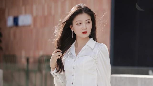 小姐姐|这位30岁的小姐姐太时尚，镜头下的她，穿搭亮眼优雅迷人