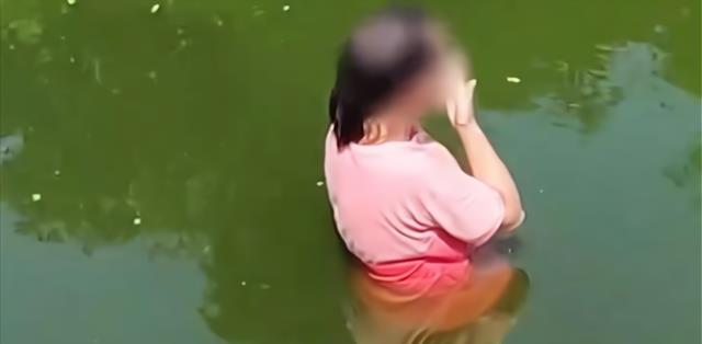 大爷|天津一大爷火了！鱼都不钓了陪女子聊几小时天，真实原因令人感动