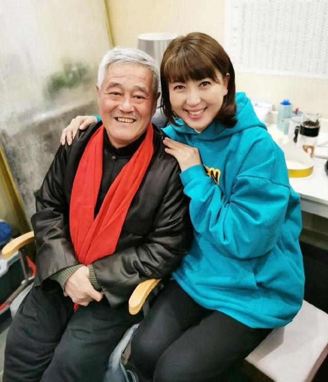 闫学晶|闫学晶：45岁在剧组怀孕，继女劝她放弃，儿子劝她生下来