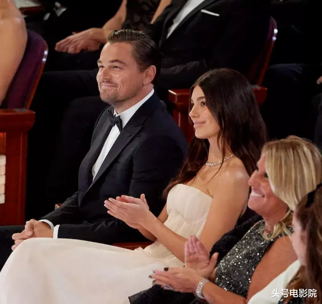 莱昂纳多·迪卡普里奥|肚腩下垂,47岁小李子又胖了!和24岁模特女友戏水,亲吻,吃黄瓜