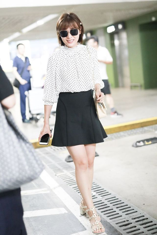 穿衣搭配 叶一茜还挺适合留短发的,显脸小还减龄,配波点上衣挺有少女感