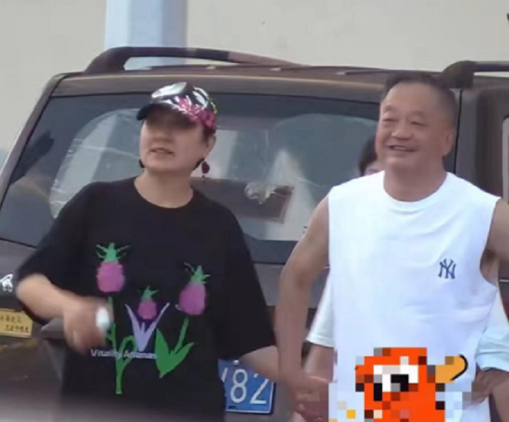 张凯丽|张凯丽与靳东聚会，男方挺肚腩发福似大爷，一旁宋佳素颜快认不出