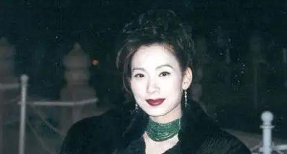 邝美云|拒做赌王五太，甩郑裕彤儿子闯出亿万身家，邝美云身后大佬有多牛