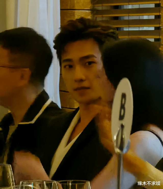 杨洋|《我的人间烟火》路透,王楚然优雅温婉,杨洋风格却和以往相差大