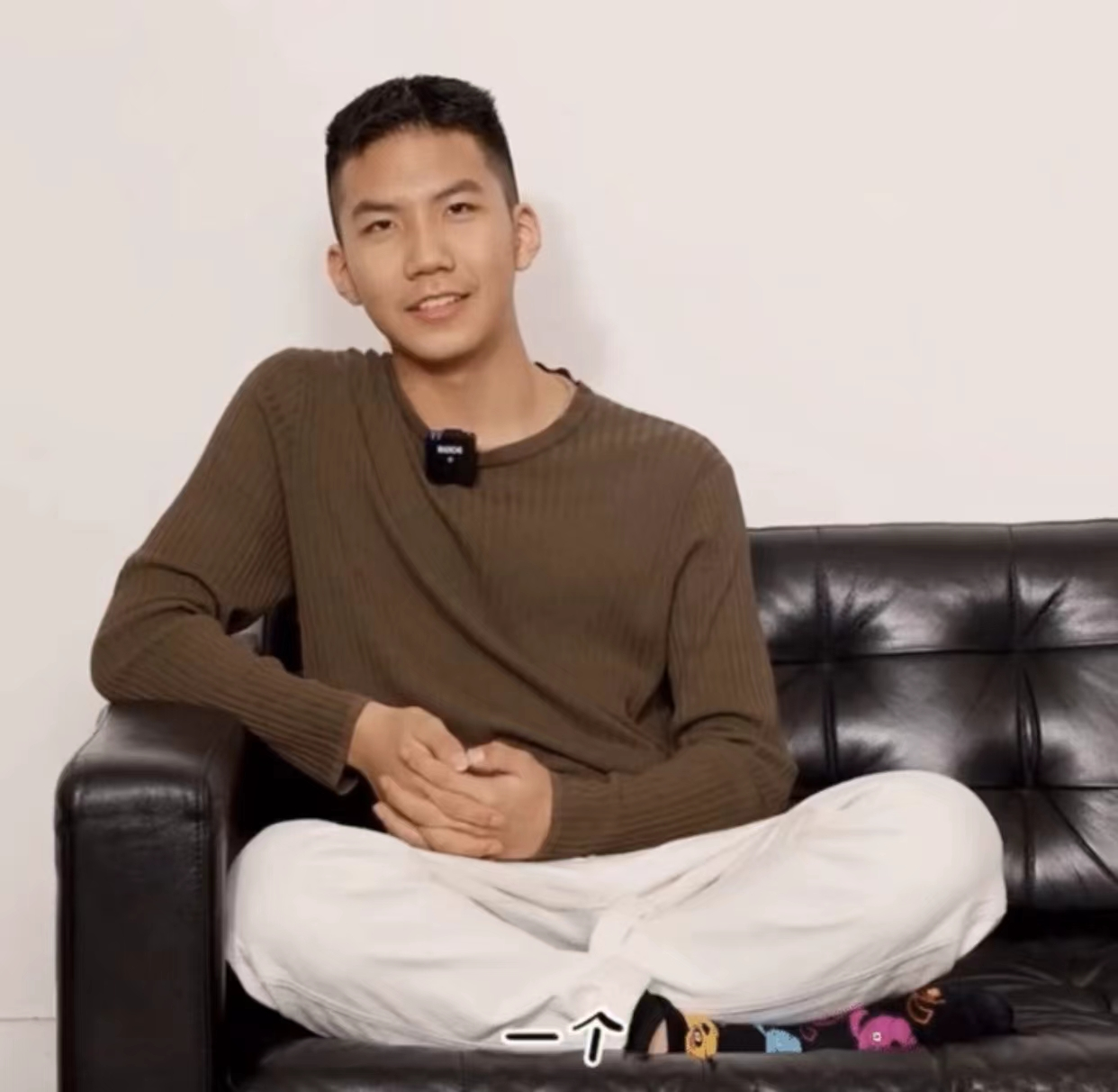 曹格 曹格11岁女儿完美逆袭,做美甲穿吊带打扮成熟,和妈妈越变越像