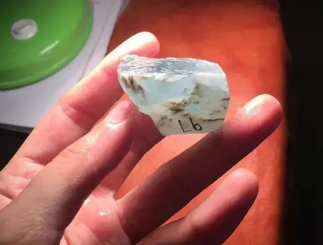 翡翠|5千的翡翠小料,雕出的高冰挂件,霸气十足!