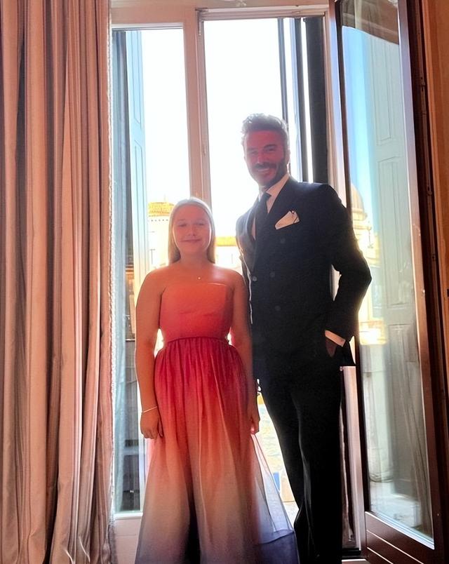 赵丽颖|贝克汉姆携女儿惊艳亮相！10岁小七提着渐变抹胸裙，爸爸满眼宠溺