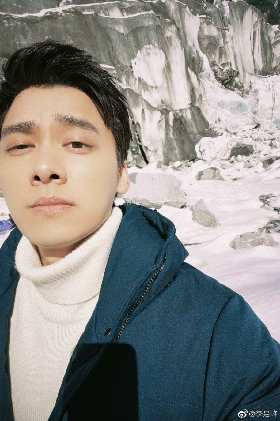 李易峰|李易峰晒九宫格自拍 沐浴阳光帅气十足