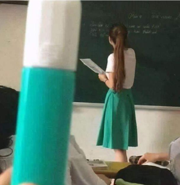 撞衫|学生偷拍“撞衫”教师火了，几乎没有违和感，网友：恰到好处