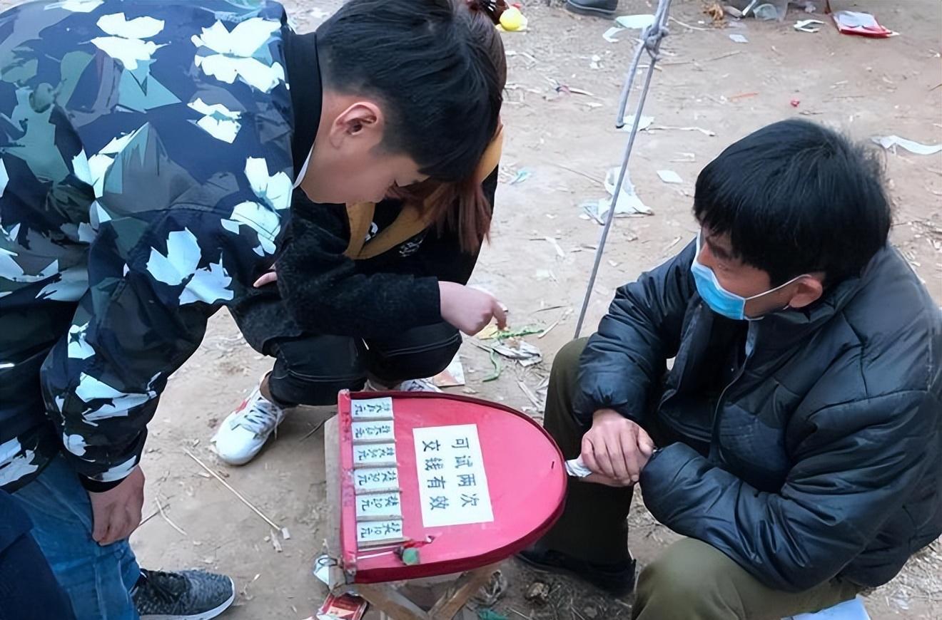 年关将至,弹球骗局再现乡村集市,一对情侣输掉上百块