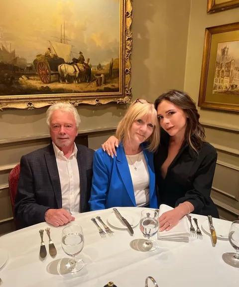 小贝|贝嫂妈妈过生日,小贝陪岳父喝酒,重视家庭,婚姻23年未曾变质