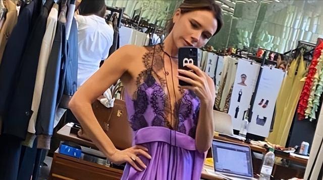 维多利亚|贝克汉姆晒父女合影，小七一头金发长到腰部，父女同框显温馨