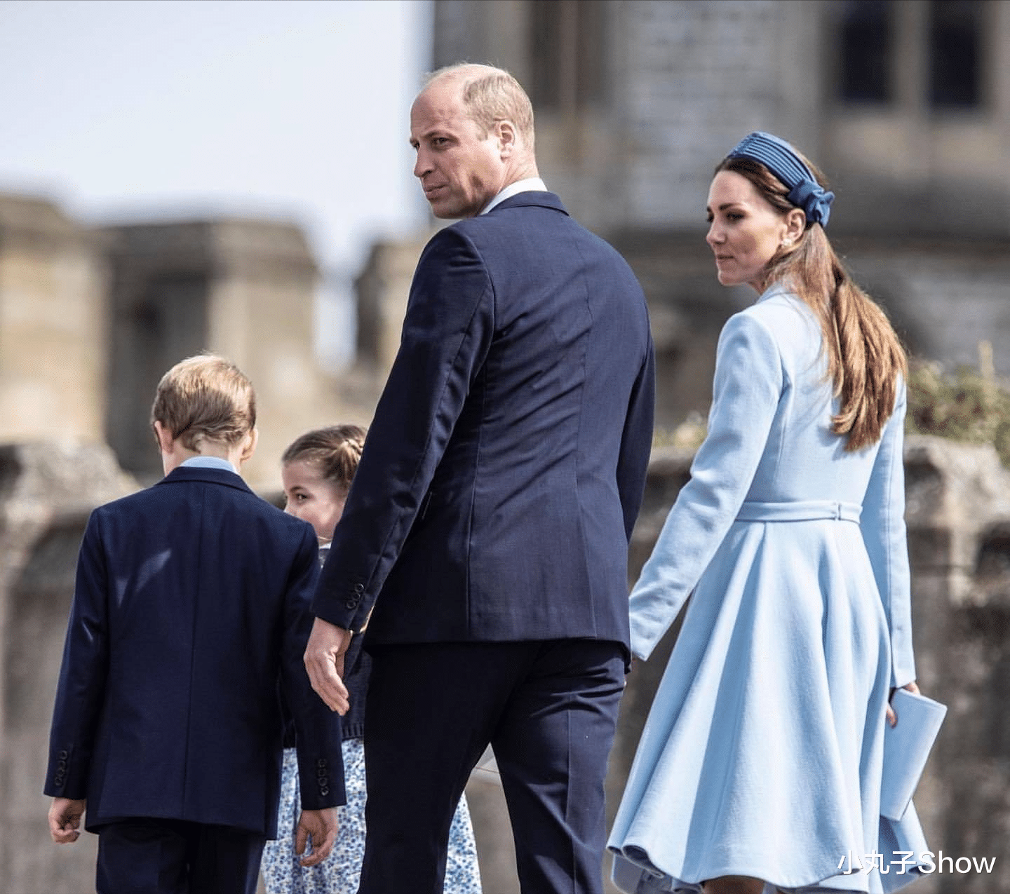 凯特王妃|凯特王妃威廉王子携宝宝亮相活动，蓝色亲子装温馨，威廉秃顶抢镜