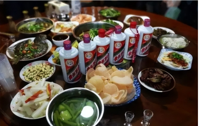 青岛一大户人家聚餐,喝光6瓶30年茅台,保姆收走空瓶竟卖天价