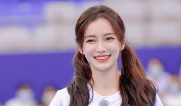 Angelababy|杨颖惹上争议，不仅被拍到抽烟，还被曝花钱请男模玩狼人杀