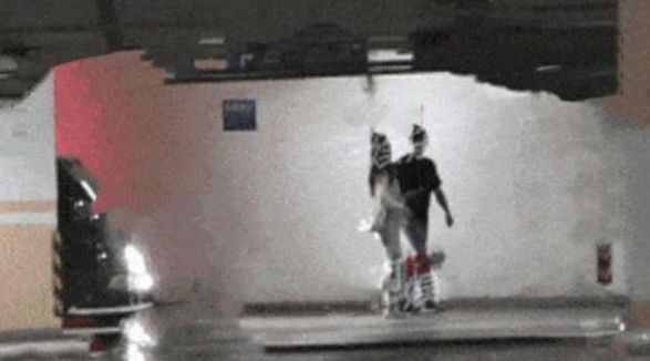 陈瑶|陈瑶开豪车出门被拍,与韩东君马路边热聊,两人一前一后同回家中