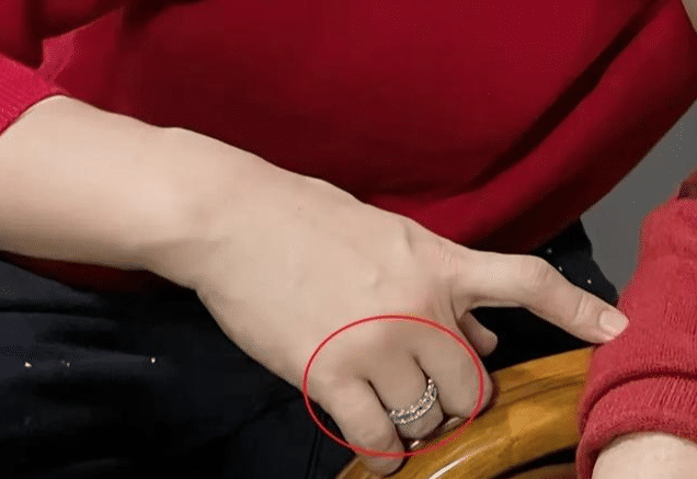 黄晓明|黄晓明无名指戴回婚戒疑与baby悄悄复合!杨颖晒合照回复