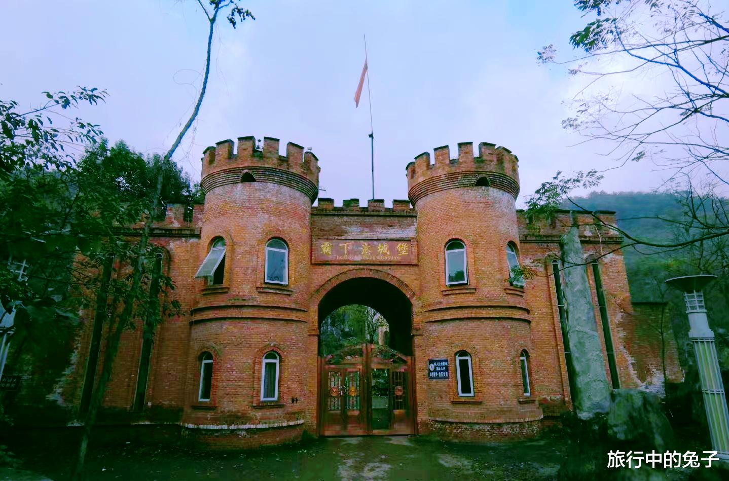 重庆耗资2亿的城堡,欧式风格明显,却沦为了烂尾楼