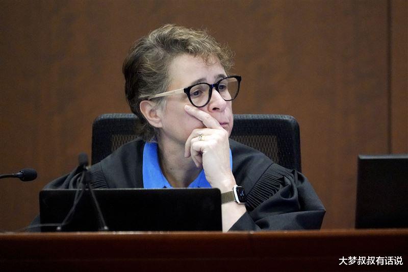 强尼·戴普|女法官警告强尼戴普!网友暗笑:赢定了,安柏赫德当场垮下脸