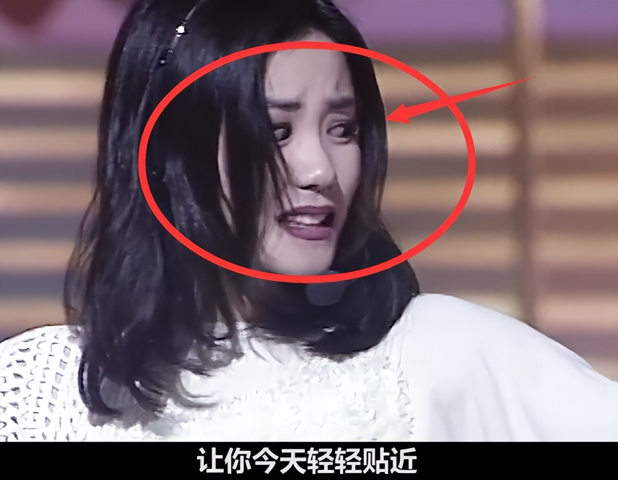 王菲|王菲唱走音了!早年双手伸蜜蜂箱唱歌,一脸惊恐唱错词还害羞