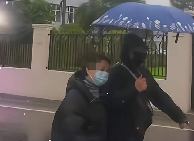 许敏|真暖心！许敏外甥云昊化身大保镖，亲生骨肉姚威感谢云昊照顾许妈