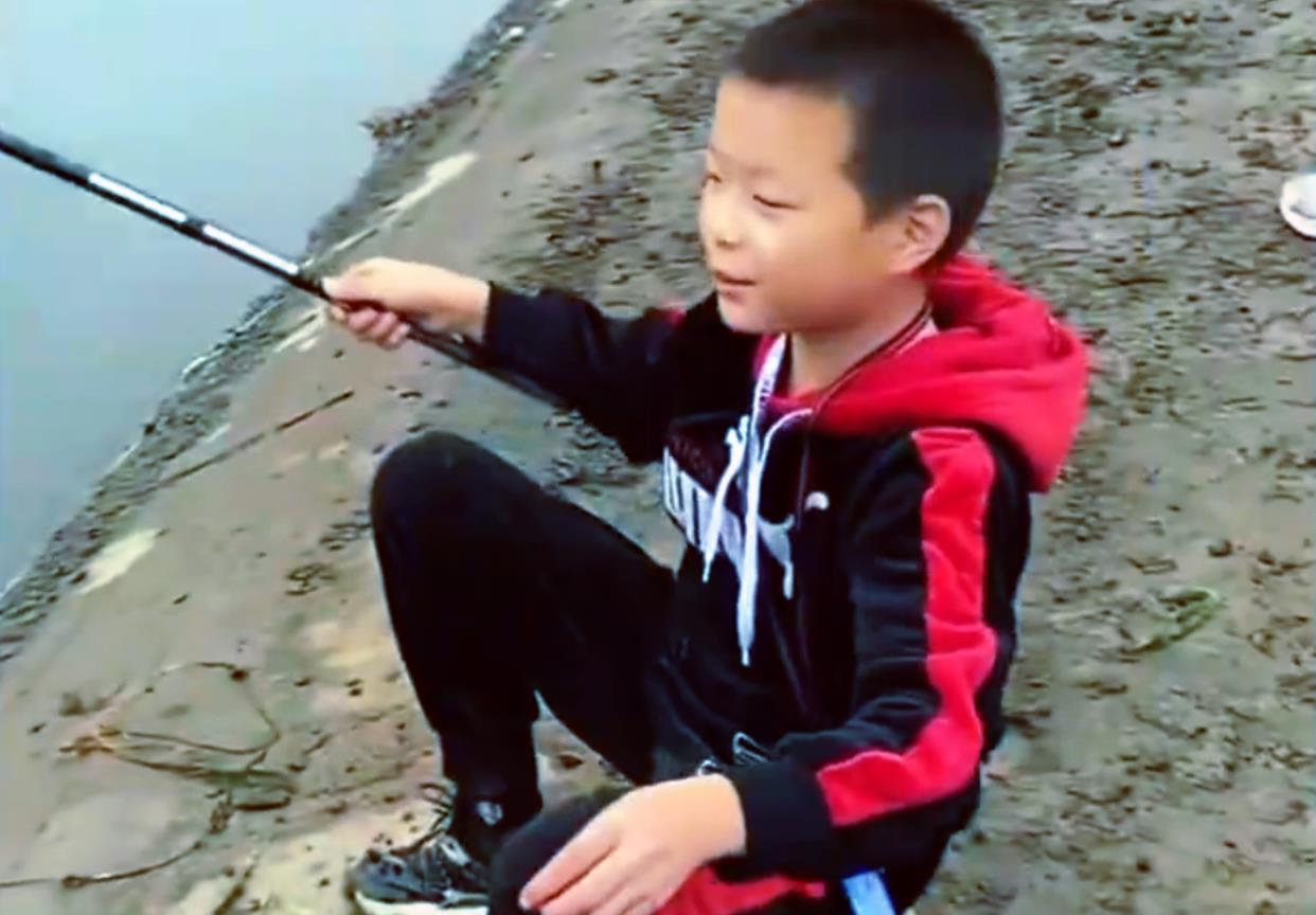 小男孩偷偷钓鱼被路人发现,赠送渔获当封口费,结果全网都知道了