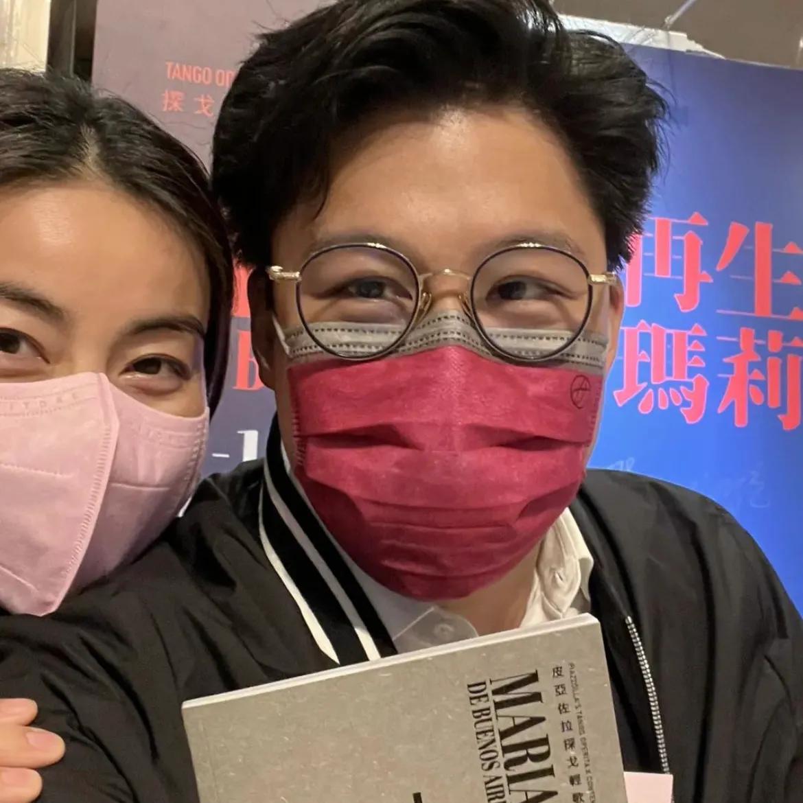 霍启刚|霍启刚夫妇约会看演出甜蜜撒狗粮，郭晶晶依偎在老公肩膀超有爱